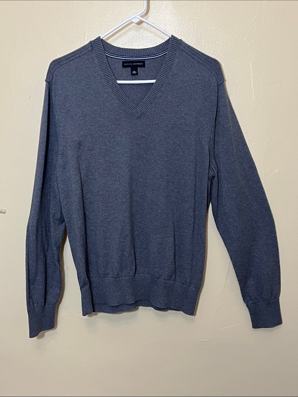 Banana Republic Men's V-Neck Sweater in Charcoal Gray